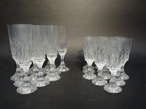 Verres, flûtes et services en verre ou cristal de Baccarat.